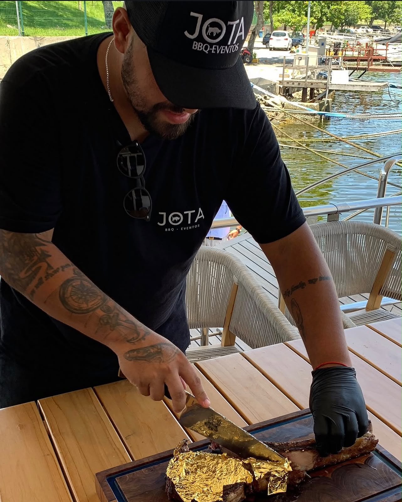 Jota Albuquerque finalizando um tomahawk com folha de ouro em evento numa marina