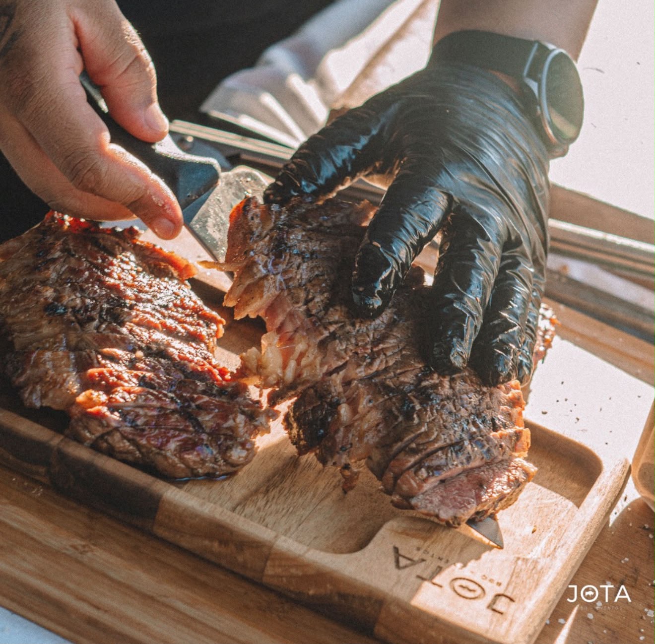 Corte selado no ponto, com a marca Jota BBQ Eventos
